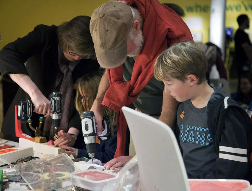 驻场定制师@ OMCA：与Russell Baldon和Scott Moulton合作的宜家黑客。2013年1月11日至2012年1月13日。  加州奥克兰博物馆提供