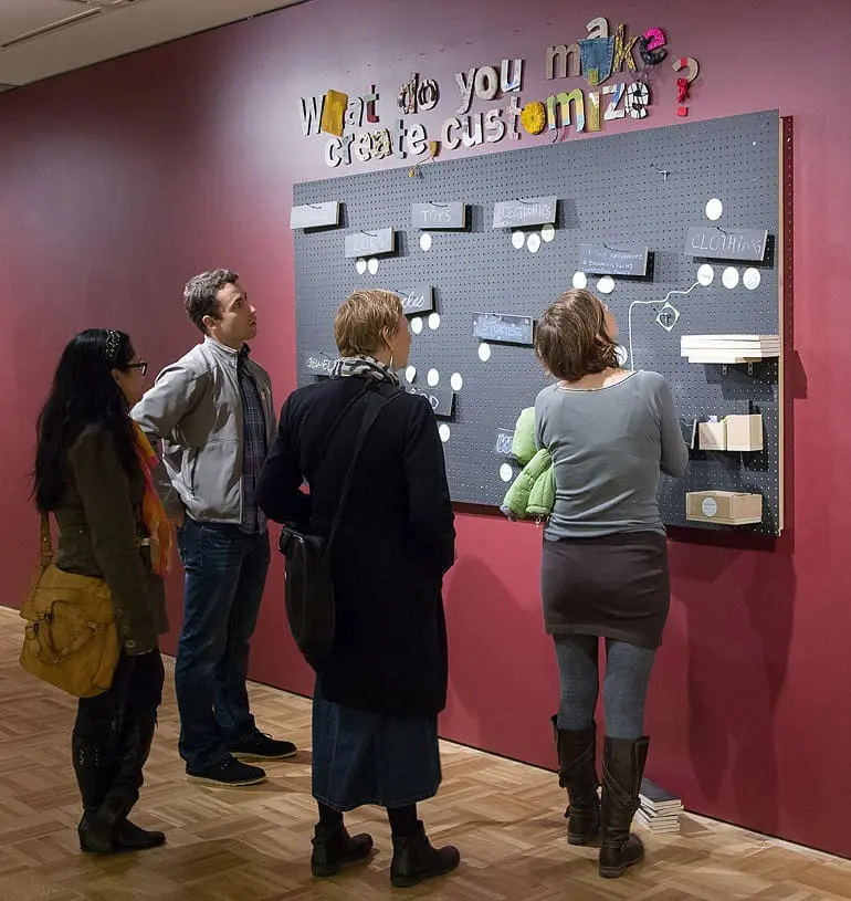 驻场定制师@ OMCA：在CCA的Engage。由加州艺术学院的Engage组织的一个班。  该班的学生为 "我们/定制 "展览设计和建造原型。在周五、周六和周日的周末，不同项目的代表来到博物馆，与观众谈论他们的项目，并让游客尝试他们的原型。  所有的图片都是由我们提供的：Johnna Arnold.