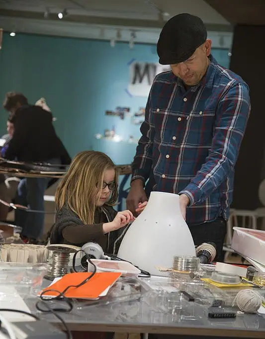 驻场定制师@ OMCA：与Russell Baldon和Scott Moulton合作的宜家黑客。2013年1月11日至2012年1月13日。  加州奥克兰博物馆提供