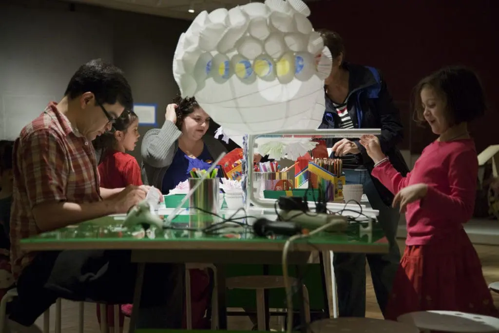 驻场定制师@ OMCA：与Russell Baldon和Scott Moulton合作的宜家黑客。2013年1月11日至2012年1月13日。  加州奥克兰博物馆提供