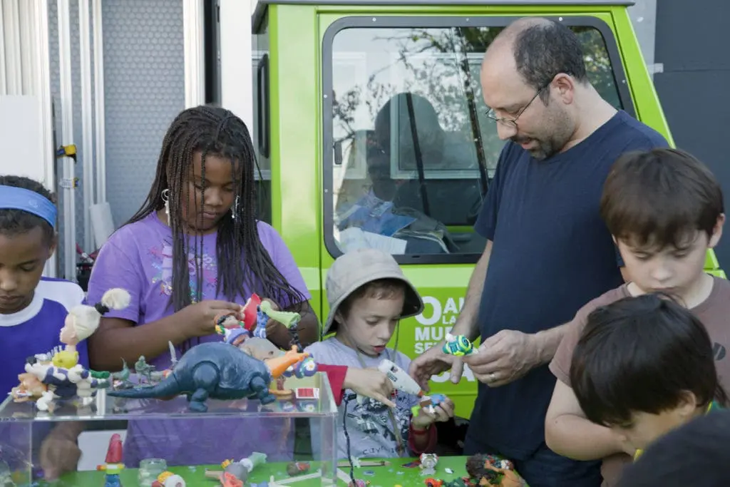 奥克兰漫游者在东湾迷你创客节上。奥克兰博物馆的奥克兰漫游者于10月14日前往东湾迷你创客嘉年华，与安娜贝尔和艾尔莎一起定制儿童玩具，制作变种人。加州奥克兰博物馆提供