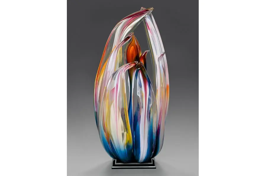 Randy Strong, Blue Orchid, 2011. Vidrio, 65 x 30 x 26,7 cm. Colección del Museo de Oakland de California, donación del artista en memoria de Katherine Grubb.