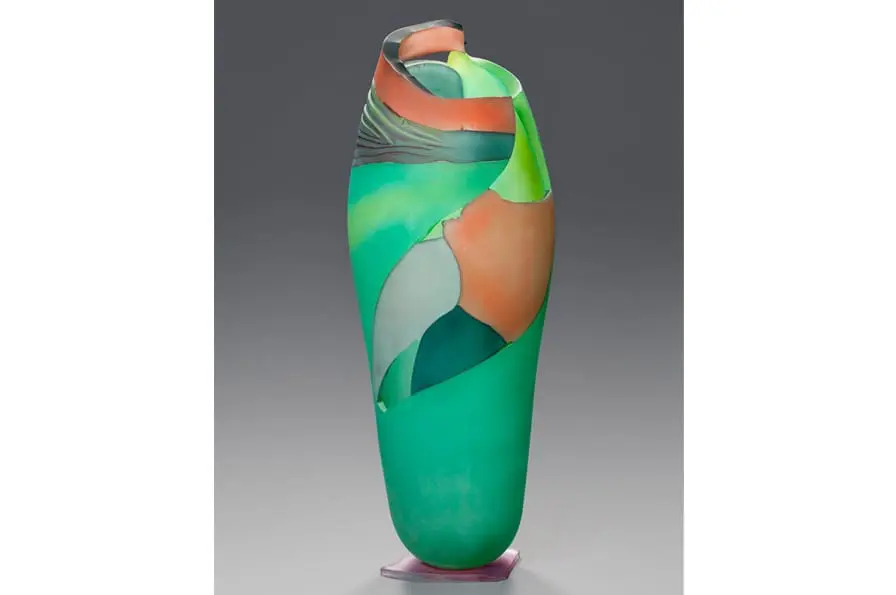 Danny Perkins, «Green with Orange Sculpture», 1984. Vidrio, pintura, 73,7 x 25,4 cm. Colección del Museo de California de Oakland, donación de Judy y Jerry Rose.