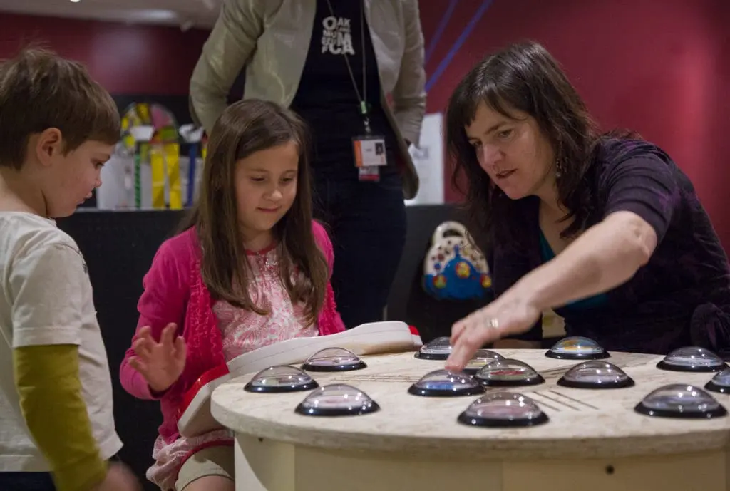 驻场定制师@ OMCA：Lexa Walsh。图片来自2013年1月20日星期日在OMCA的节目。Lexa Walsh与OMCA的副筹备人Leo Knapp合作开发了一个声音混合板。  所有的图片都是由其提供的：Johnna Arnold。