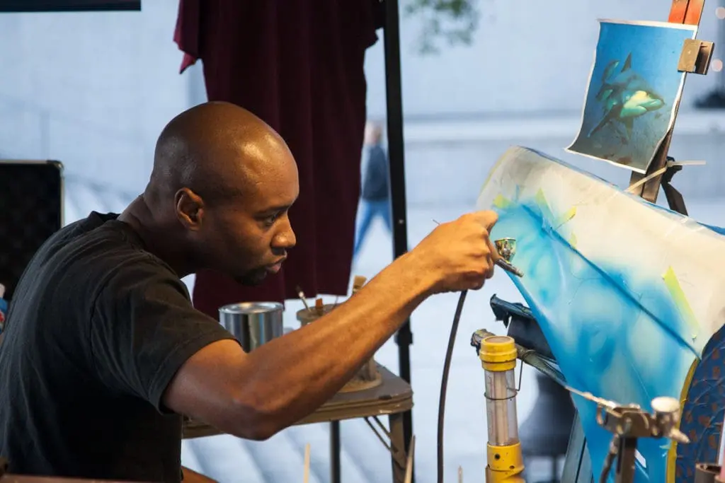 周五晚上在OMCA与驻场定制师：Jaz Davis。2013年2月1日，Jaz Davis作为驻场定制师，在奥克兰加州博物馆的周五之夜展示了在多个平台上使用喷漆的方法。图片提供：约翰娜-阿诺德 