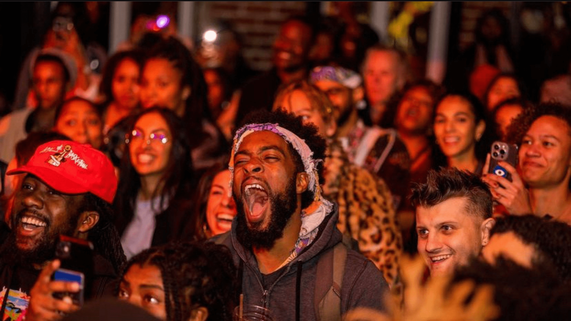 一群快乐的人在用金梁归档金子的时候