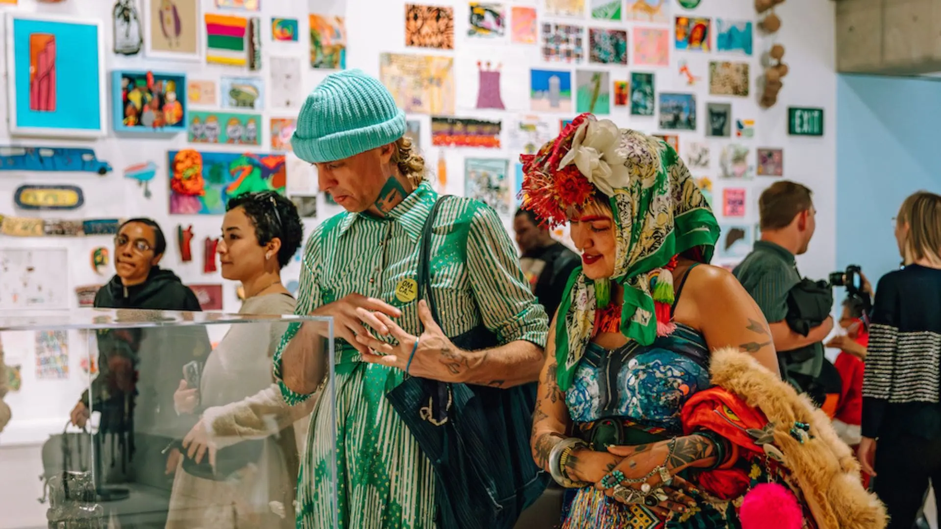 Dos mujeres contemplan obras de arte en Into the Brightness.