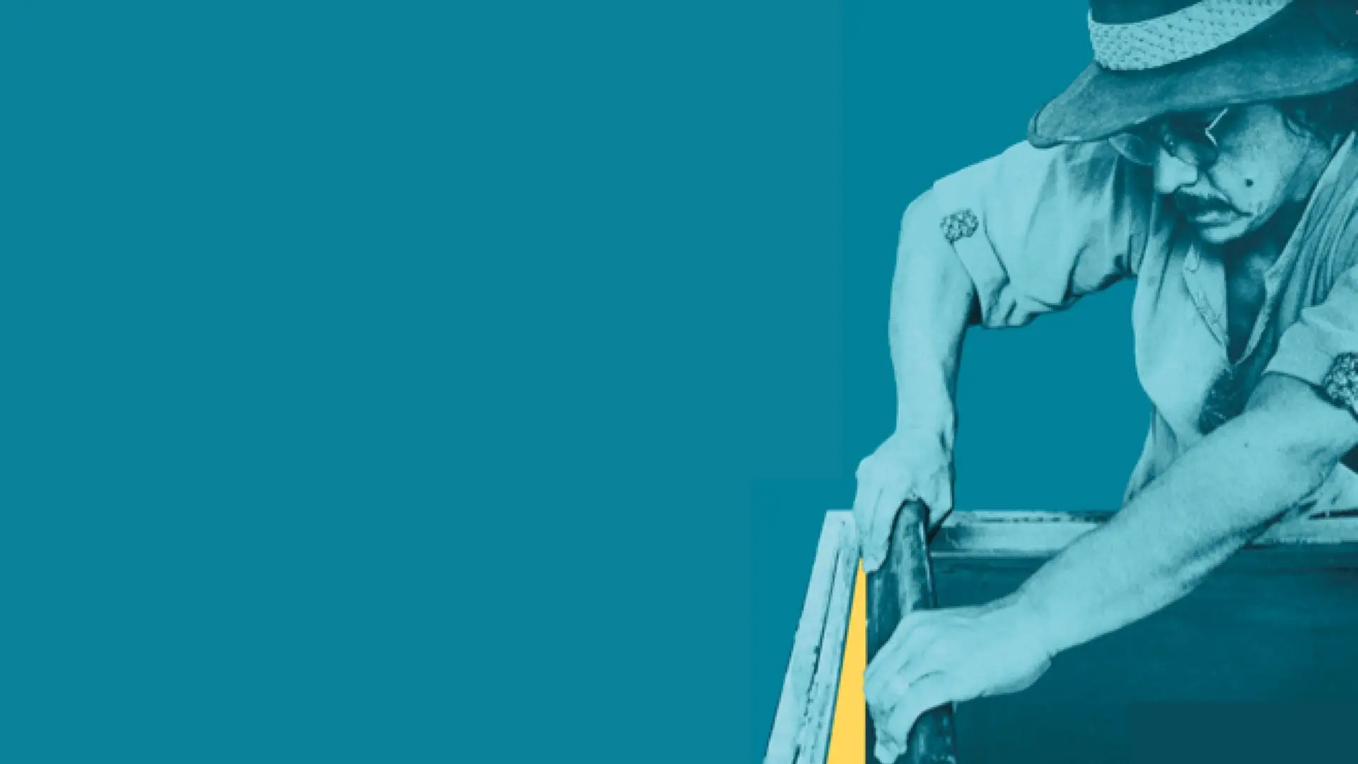 Malaquias Montoya haciendo una serigrafía