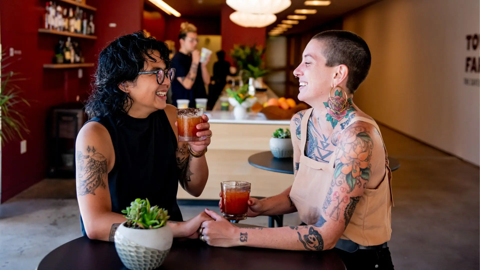 两人手牵手在华侨城的 Town Fare 餐厅用餐