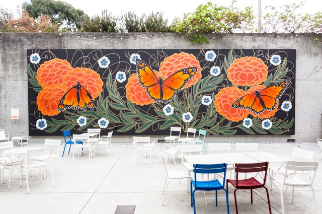 Mural del artista de Oakland Jet Martínez "Resilience" en el Museo de California de Oakland