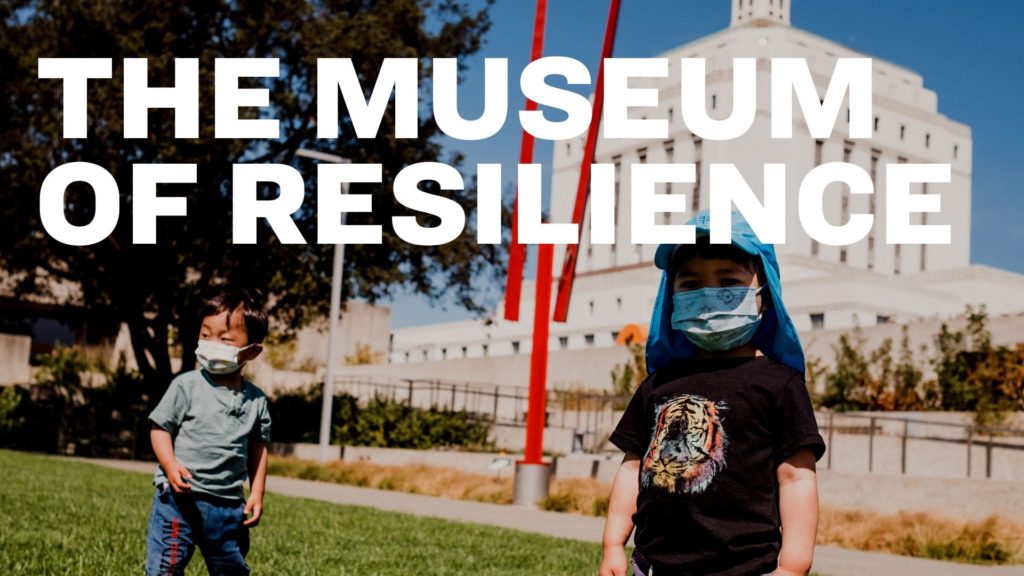El Museo de la Resiliencia - dos niños juegan en el jardín del OMCA