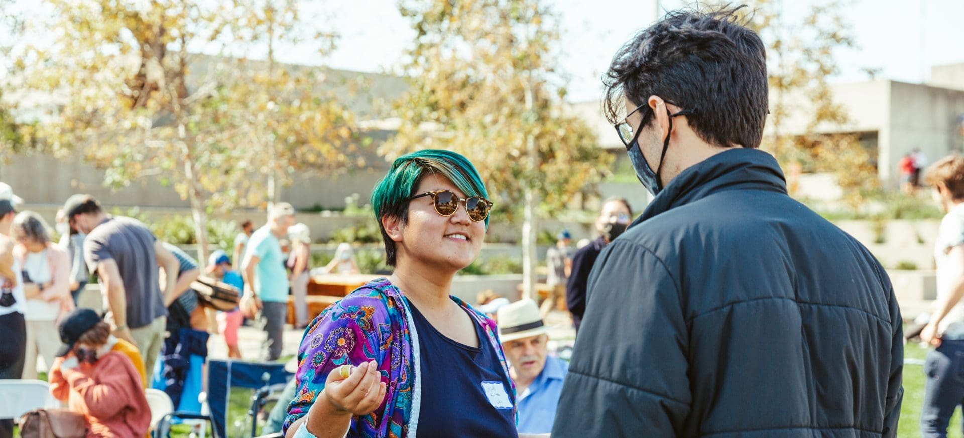 Dos profesores hablando en el jardín de la OMCA